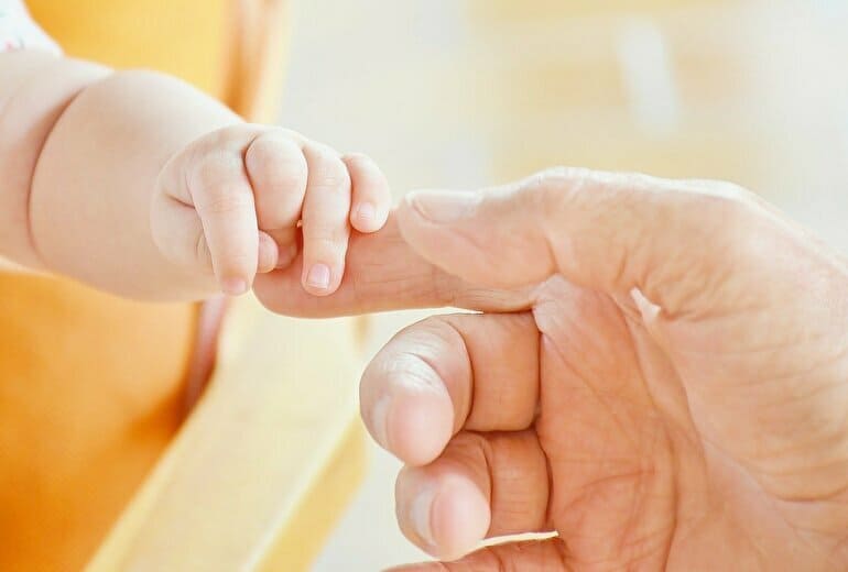 赤ちゃんと親の手